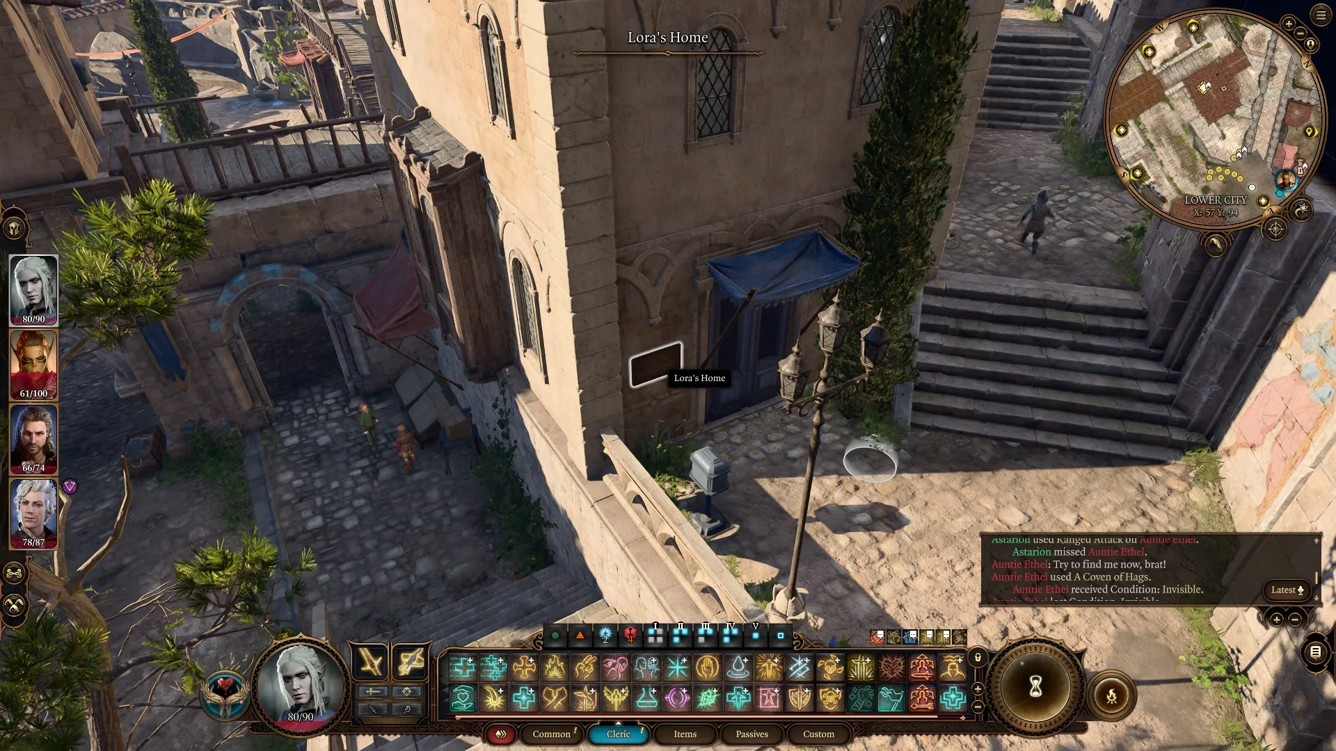 Giocatore evidenzia una targa fuori dalla casa di Lora nel quartiere centrale della città bassa di Baldur's Gate