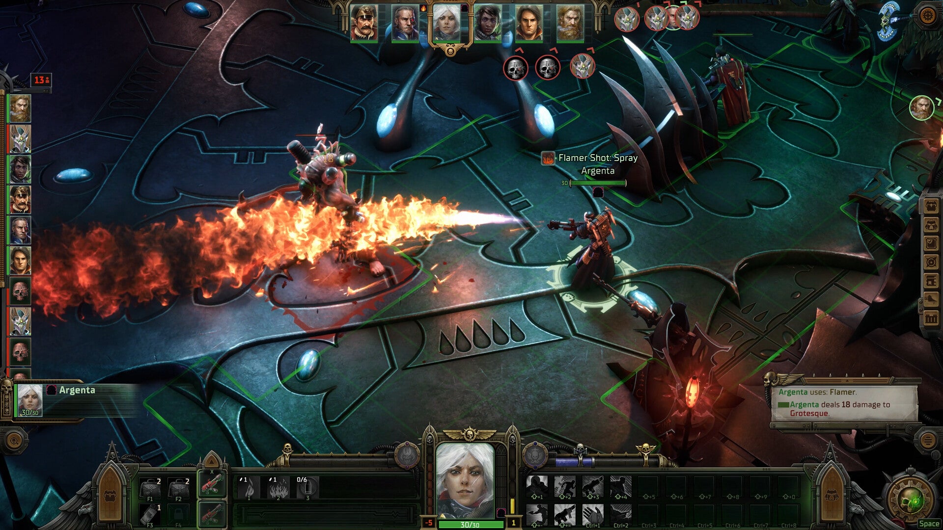 Warhammer 40,000: 로그 트레이더의 스크린샷. Space Marine의 화염 방사기가 적을 공격하는 등의 등고선적인 전략적인 RPG 화면이 보입니다.