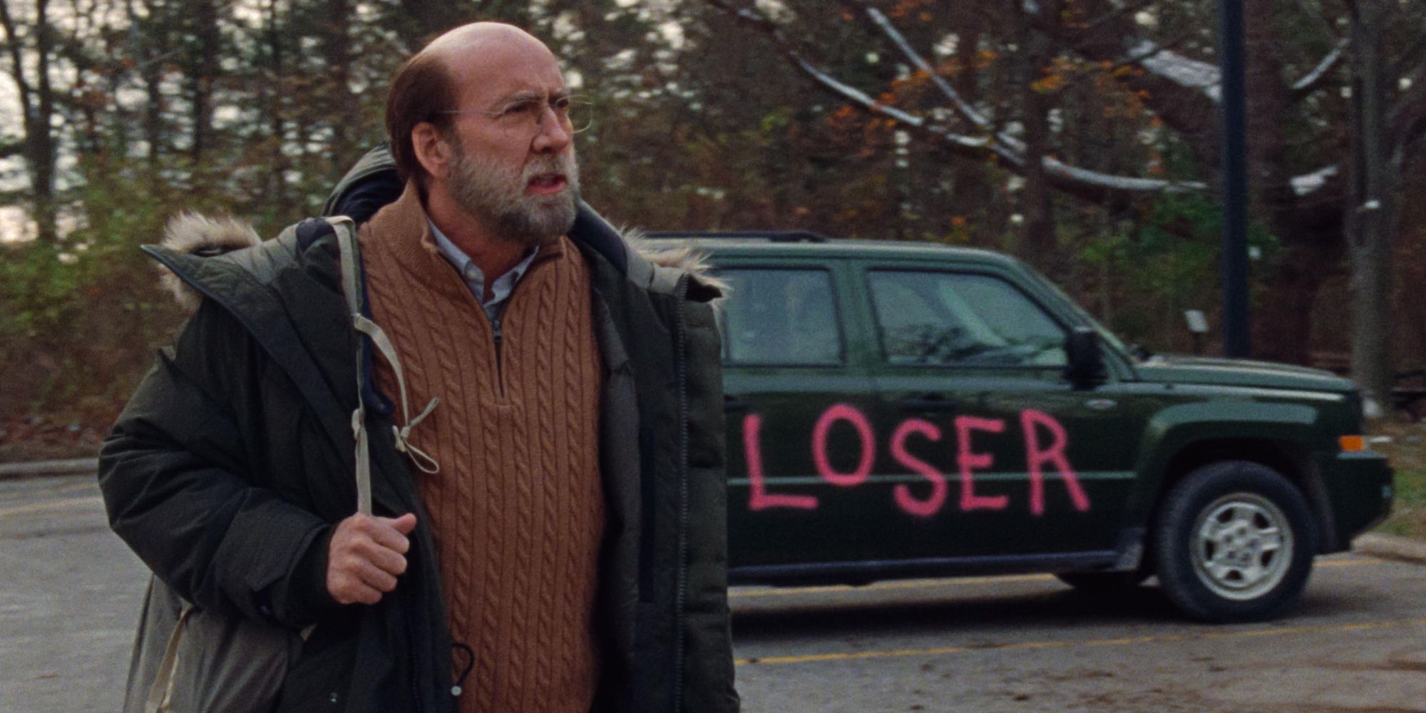 Пол Мэтьюс стоит рядом со своей машиной с надписью «Неудачник»