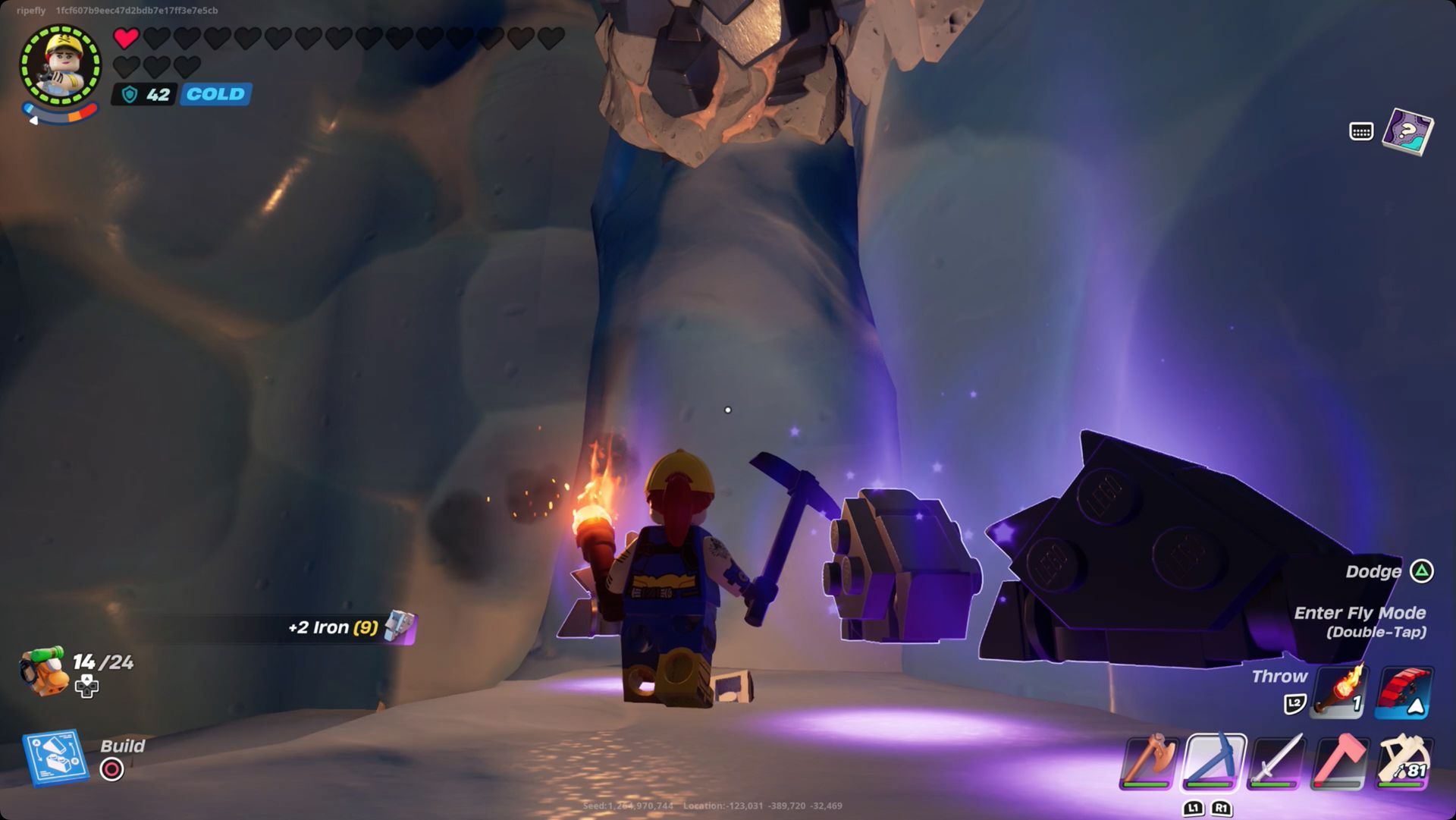 Игрок Lego Fortnite собирает железо в пещере биома Морозных земель