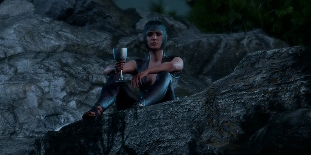Shadowheart se sienta con una copa de vino en Baldur's Gate 3