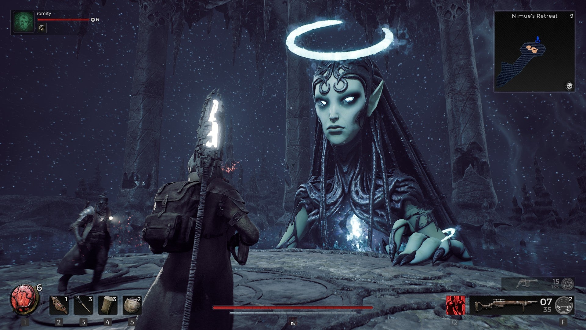 Una gigantesca creatura elfica blu si erge sopra di te in Remnant 2. Il suo alone brilla.