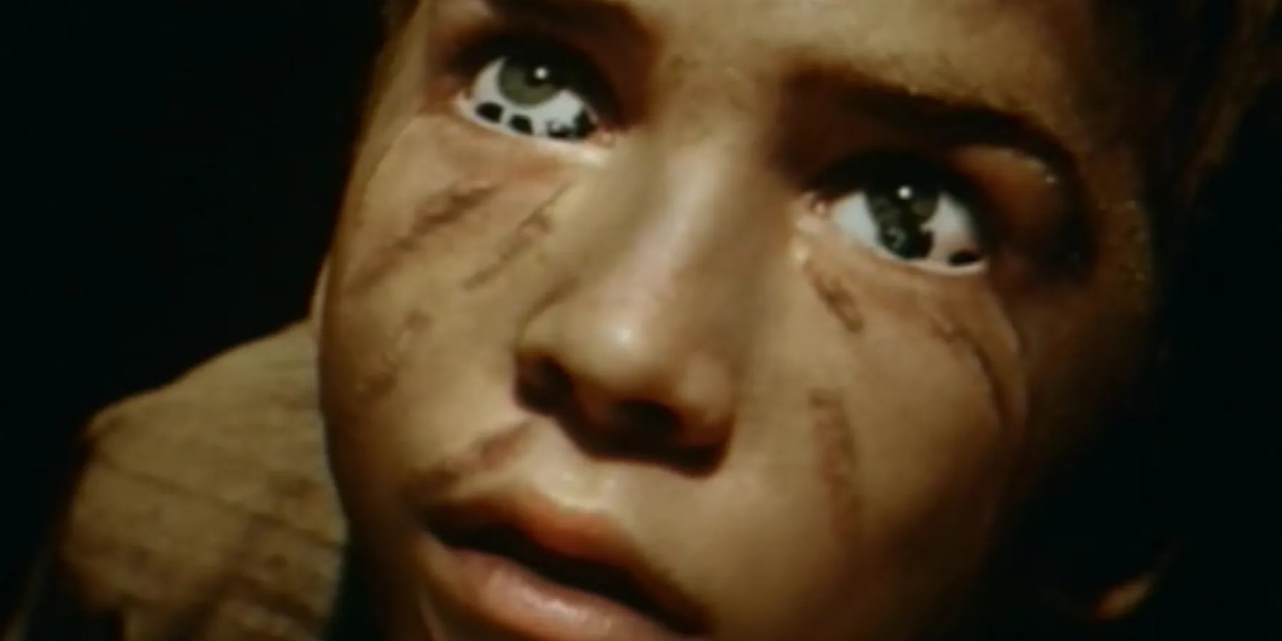 Un personnage avec de l'huile noire sur le visage dans The X-Files