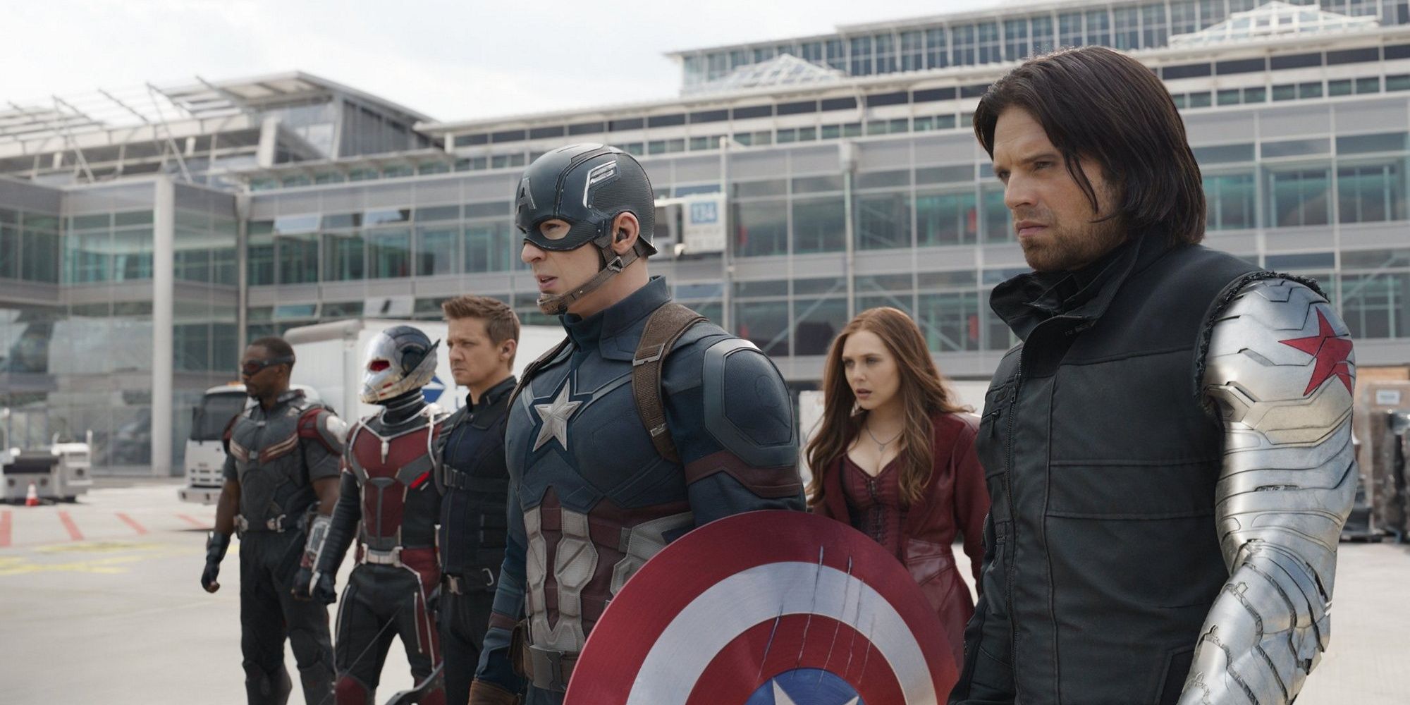 Captain America队伍包括猎鹰、蚁人、鹰眼、美国队长、绯红女巫和冬兵