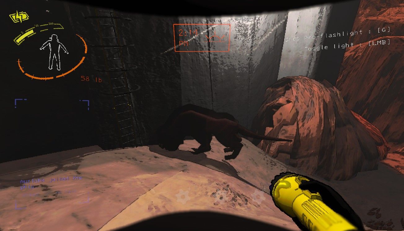 Персонаж игрока приседает рядом с безглазой собакой, ищущей его возле комплекса на планете Offense в Lethal Company.