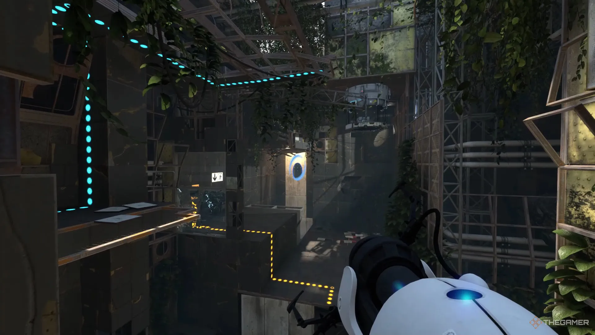 Uma captura de tela de Portal Revolution mostrando o personagem apontando a arma de portal para um portal azul de cima.