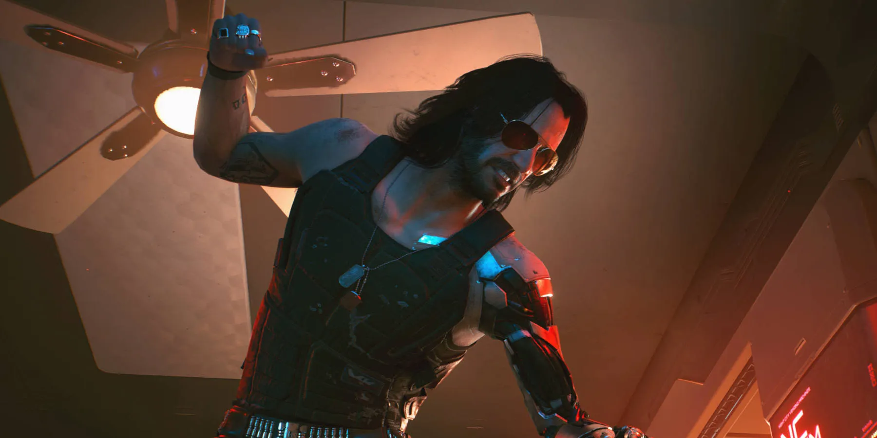 Скриншот Джонни Сильверхенда, сражающегося в клубе в игре Cyberpunk 2077.