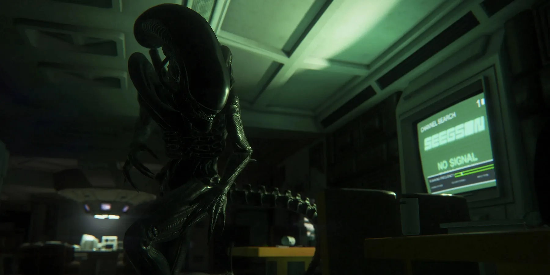 Imagen de Alien: Isolation que muestra al Xenomorfo bañado en una luz verde.