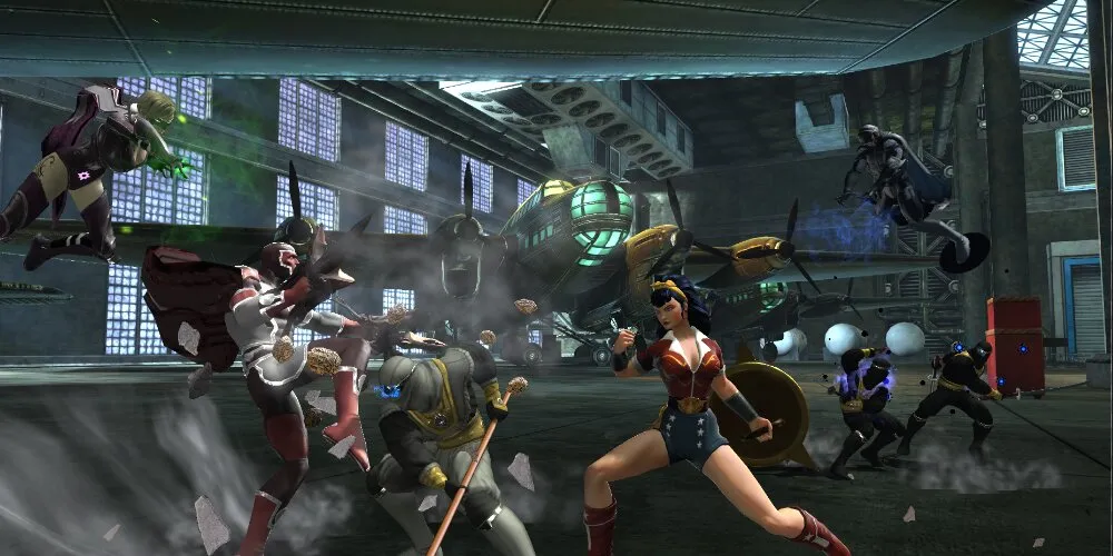 Superwoman combattant un groupe de vilains dans une baie de hangar