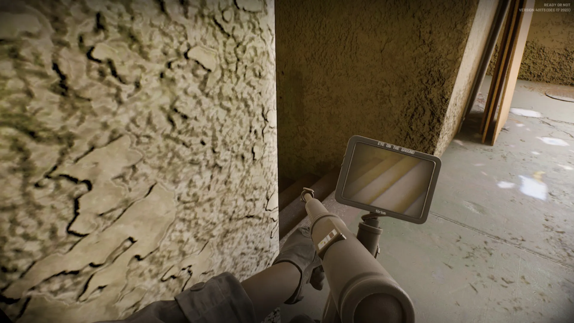 Ready or Not游戏中使用Mirror Gun（镜子枪）来窥视角落的画面