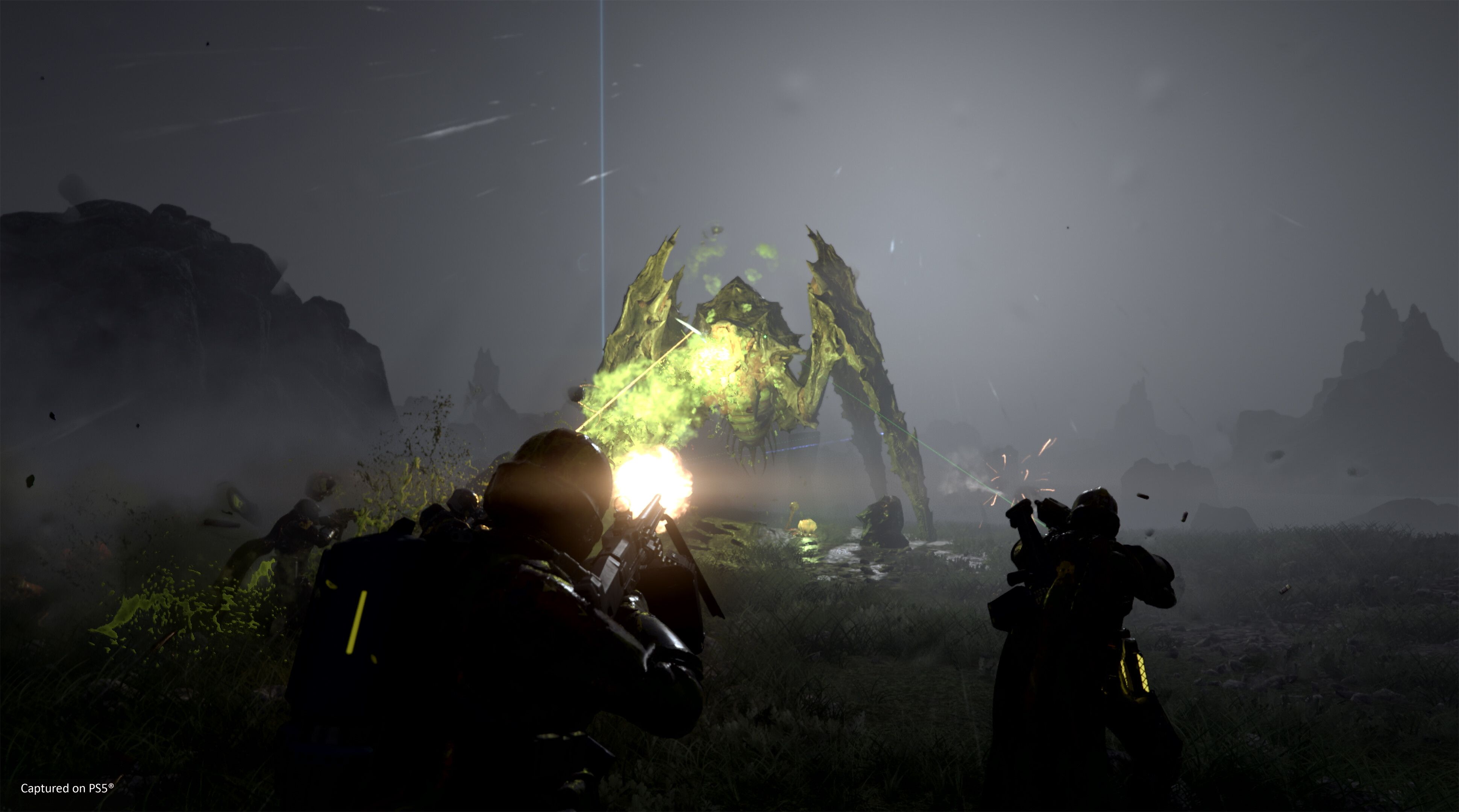 헬다이버스 2 - 어둠 속에서 거대한 벌레와 싸우는 모습