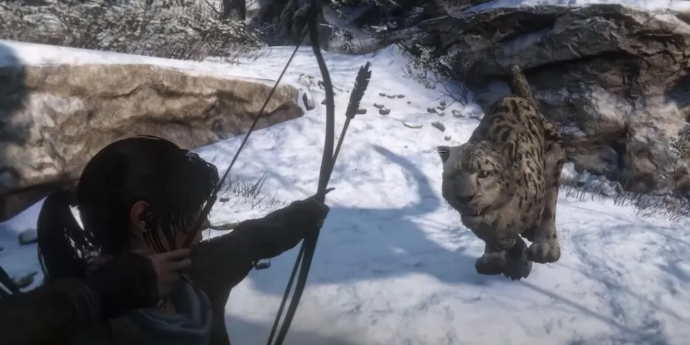 Lara che prende la mira con il suo arco e freccia a un grande gatto bianco