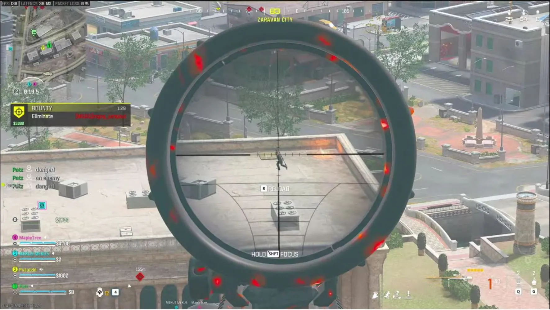 Fucile di precisione che punta a un nemico su un tetto da lunga distanza in Call of Duty Warzone