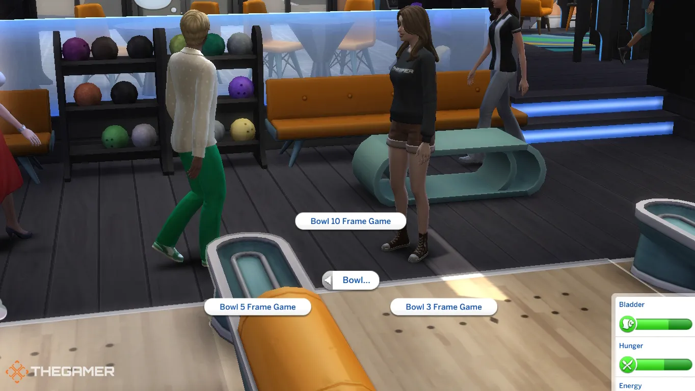 Различные варианты боулинга в The Sims 4, на которых стоит Сим в боулинговом зале