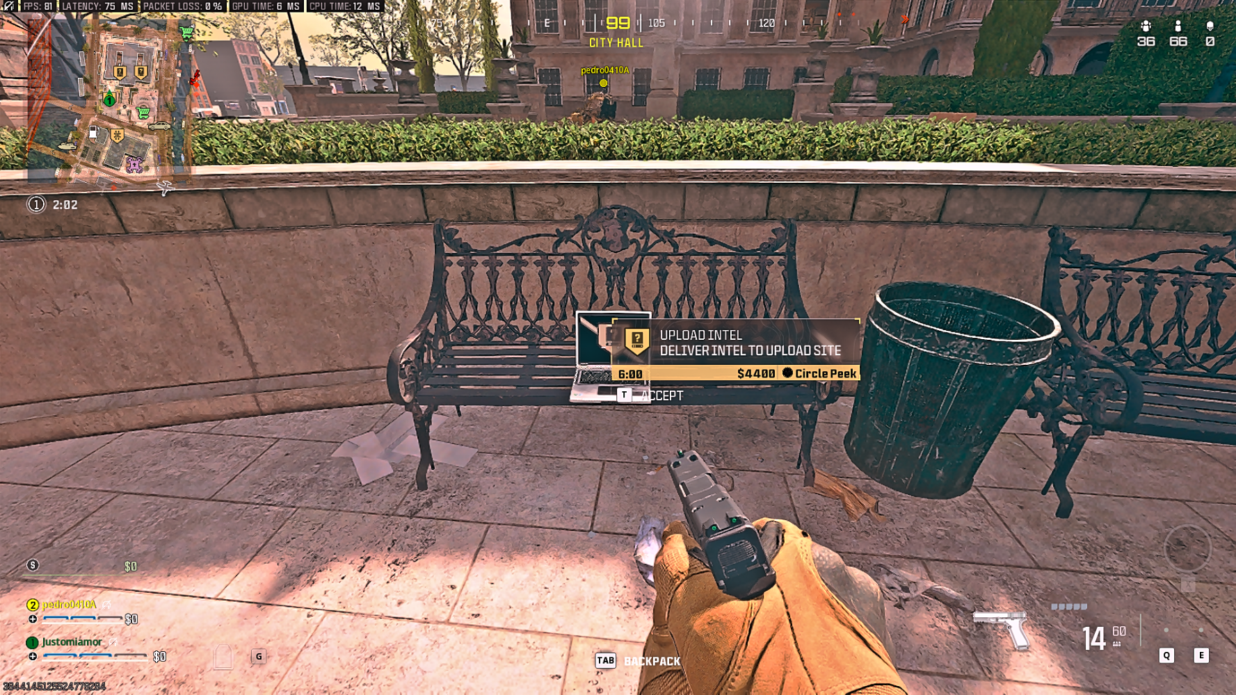 Jugador mirando una computadora portátil en un banco de parque en Call of Duty Warzone