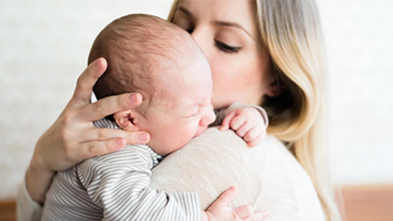 Noticia: Las mamás y sus bebés a menudo comparten el mes de nacimiento - ¿Pero por qué?