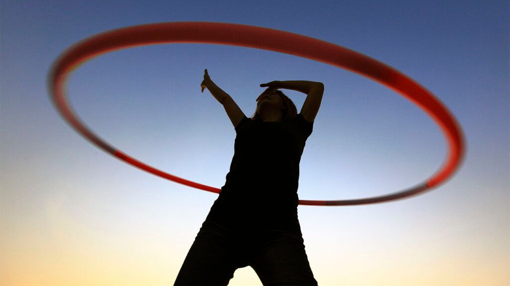 Silhouette di una donna con un hula hoop