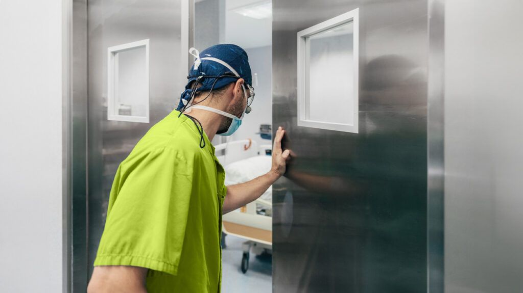 Un chirurgo entra in sala operatoria