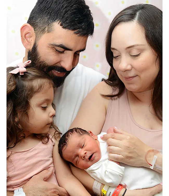 Jorge et Monica Cantu avec leurs filles Amelia, 3 ans, et la nouvelle-née Lianna. / Crédit photo : Mom365