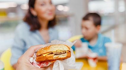 Imagen de noticias: los envoltorios de comida rápida pueden transmitir productos químicos tóxicos a mujeres embarazadas