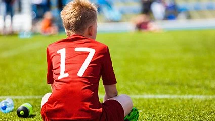 Las lesiones y el agotamiento impiden que muchos niños sigan practicando deportes