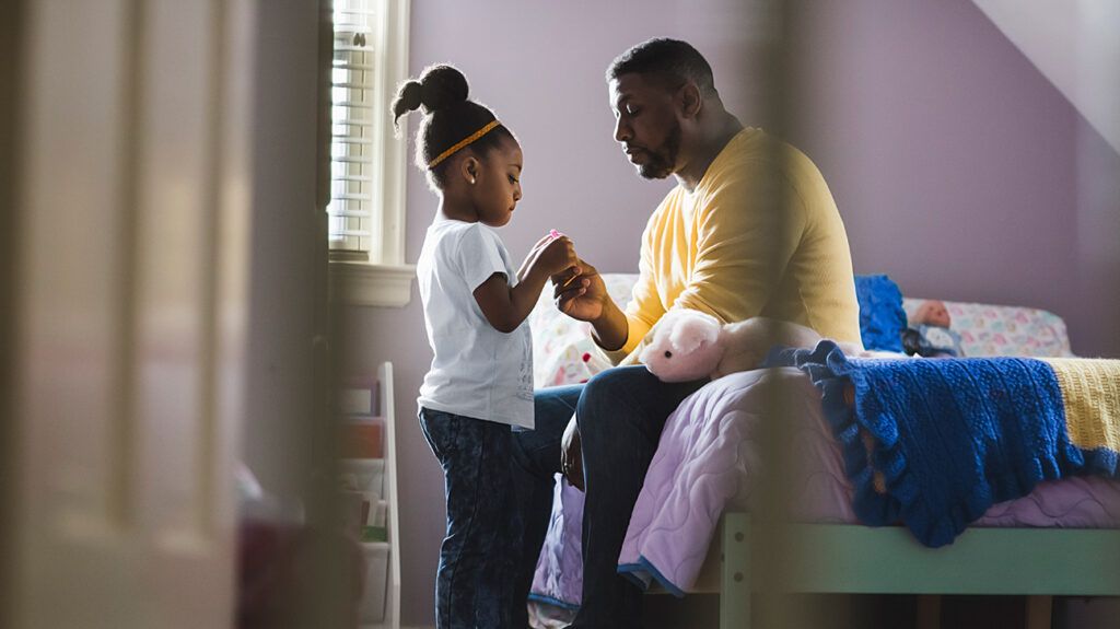 père noir et sa fille discutant de la santé mentale