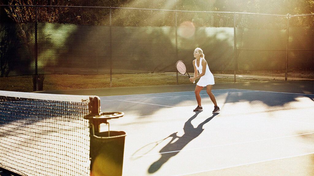 Una donna di mezza età che gioca a tennis