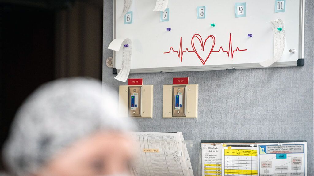 Un pizarrón con mediciones de la salud del corazón en el consultorio de un médico
