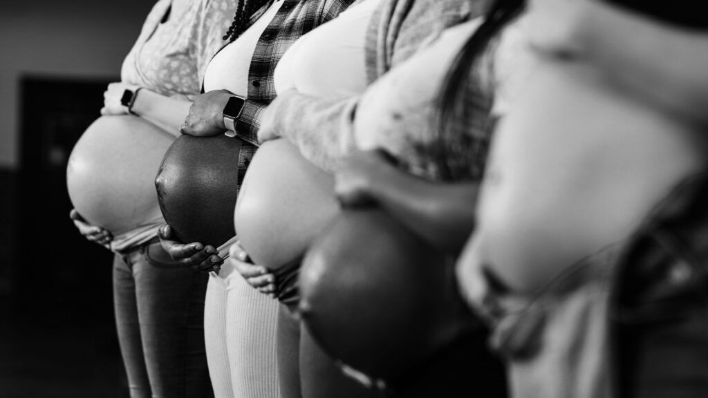 Cinq femmes enceintes se tiennent le ventre