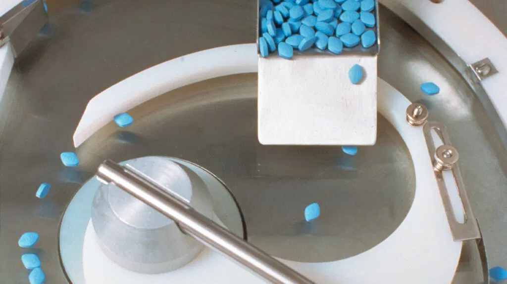 Pillole di Viagra blu in una fabbrica