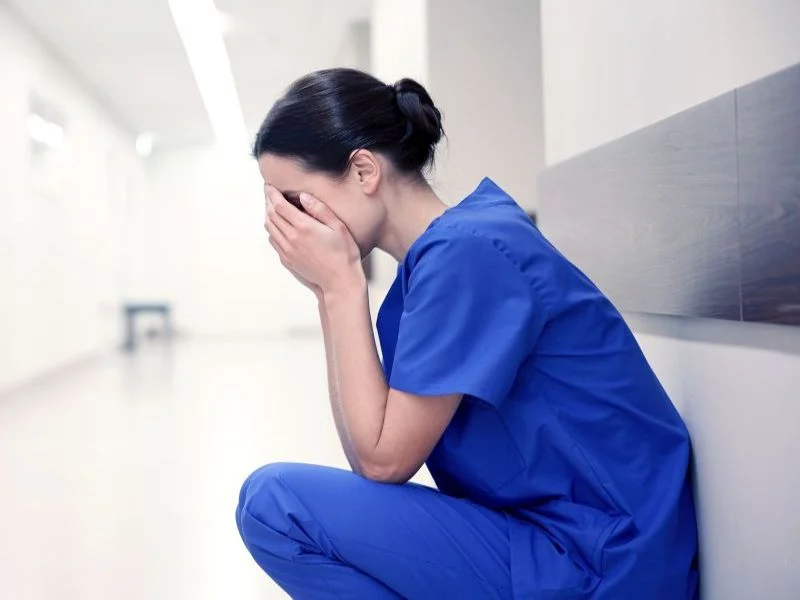Image d'actualité : Les femmes travaillant dans les soins de santé font face à un épuisement à des taux plus élevés que les hommes