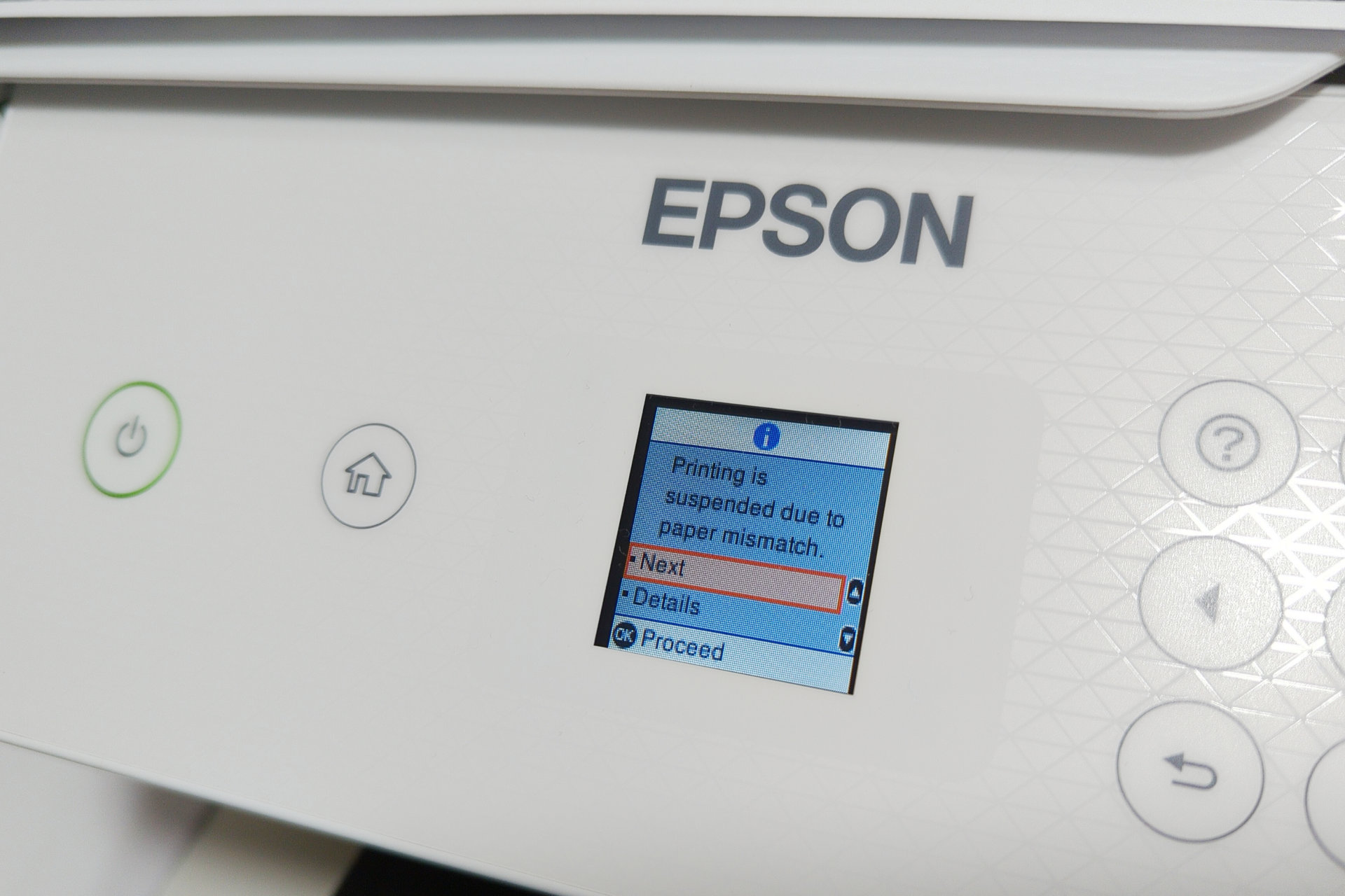 Una stampante Epson mostra un errore di incompatibilità della carta.