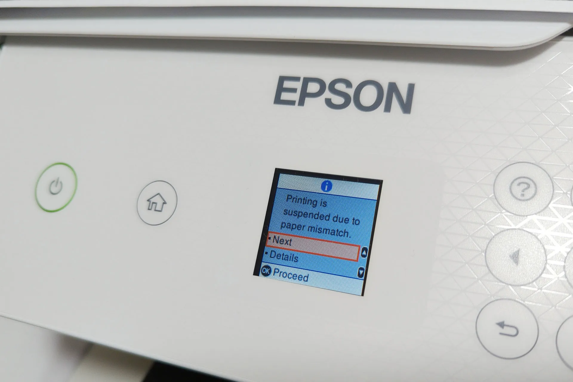 Uma impressora Epson exibe um erro de incompatibilidade de papel.