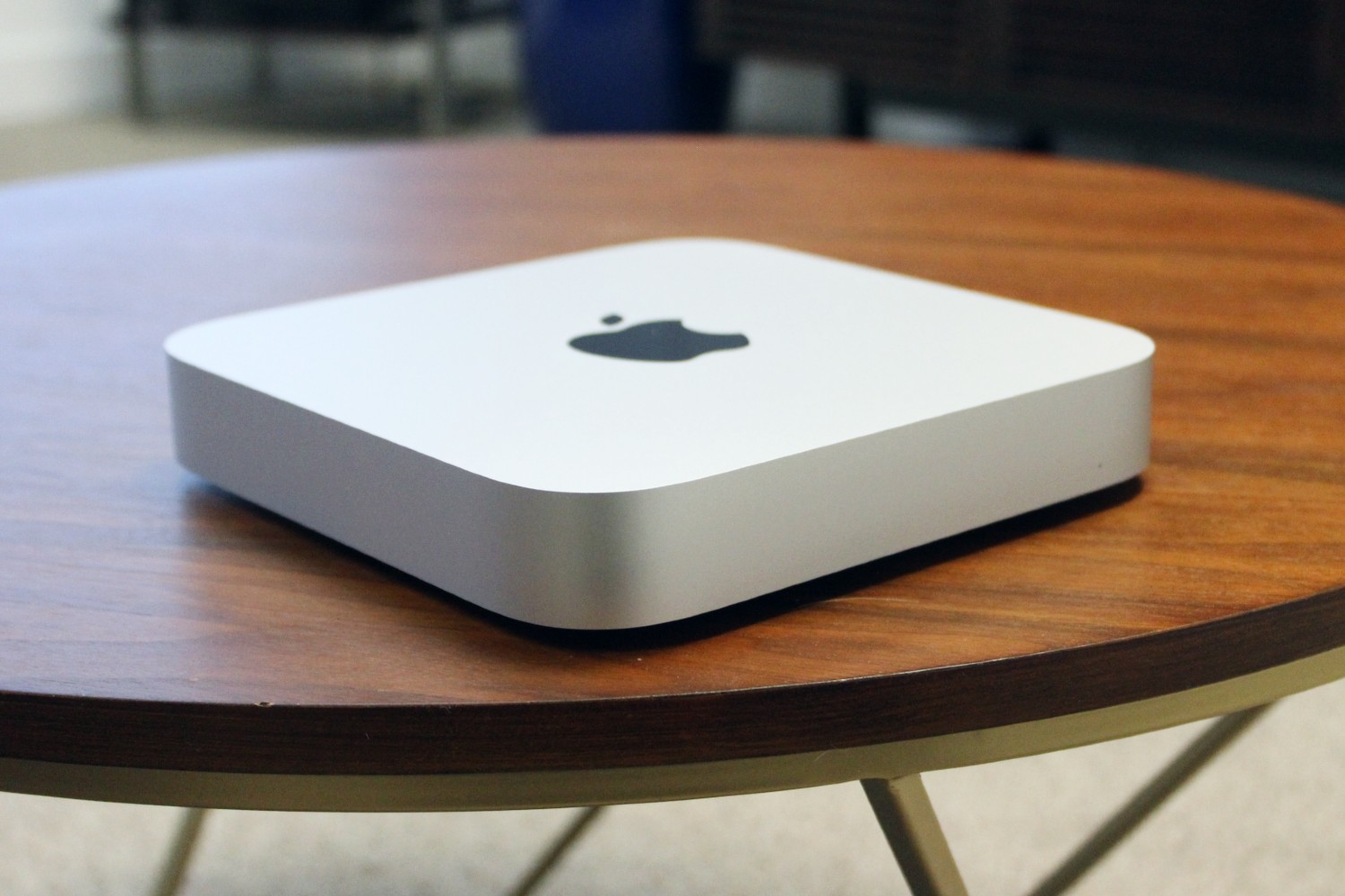 El Mac mini en un escritorio de madera.
