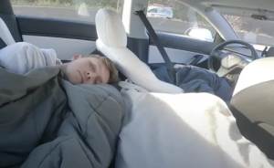 在自动驾驶汽车后座睡觉是违法的