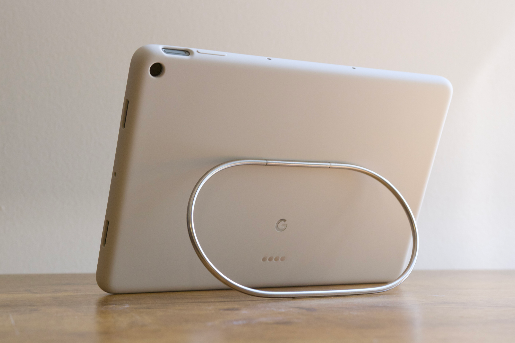 O tablet Google Pixel sendo apoiado em uma mesa com sua case oficial.