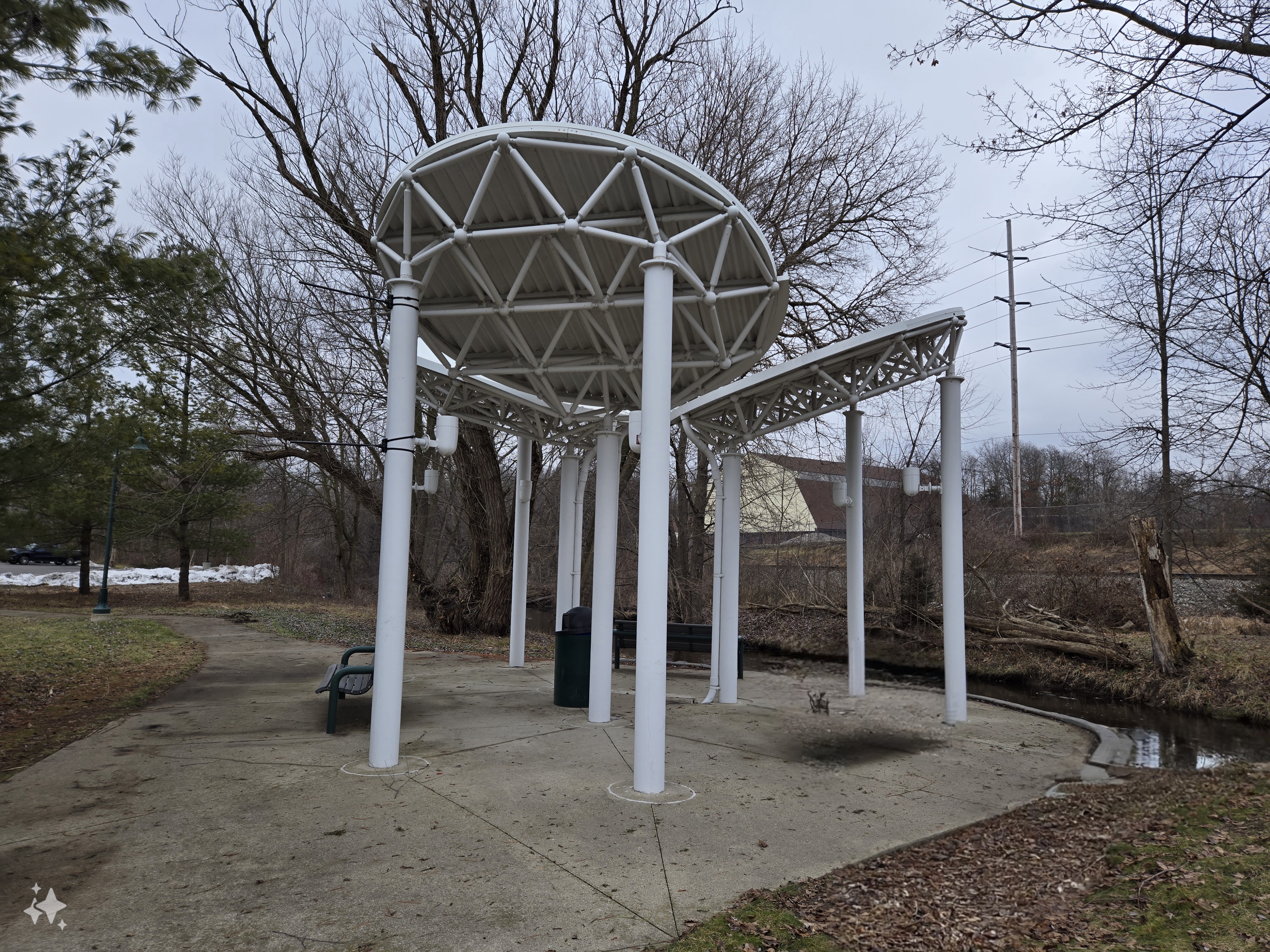 Una foto di una struttura in un piccolo parco.
