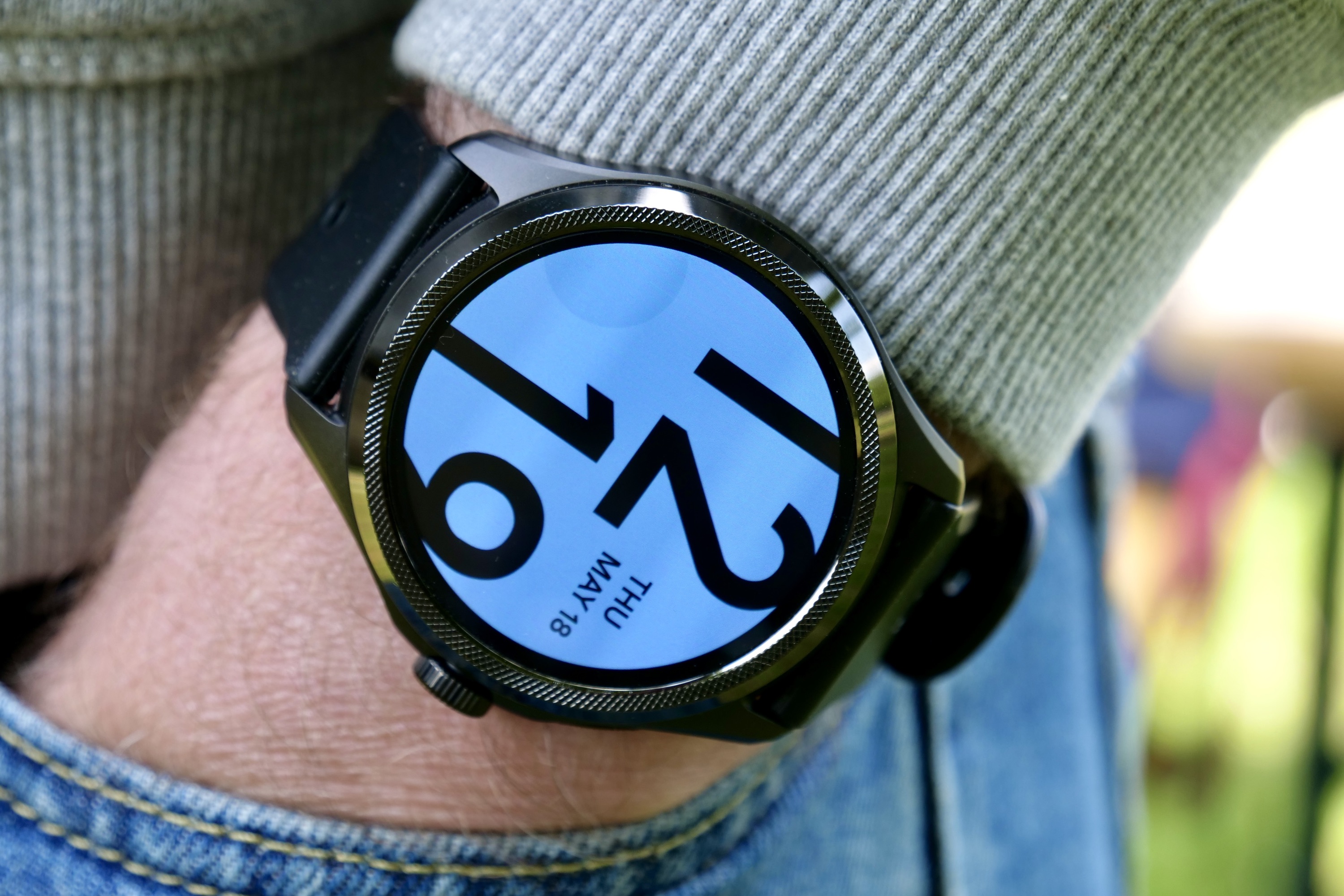 обзор смарт-часов mobvoi ticwatch pro 5 на руке в кармане