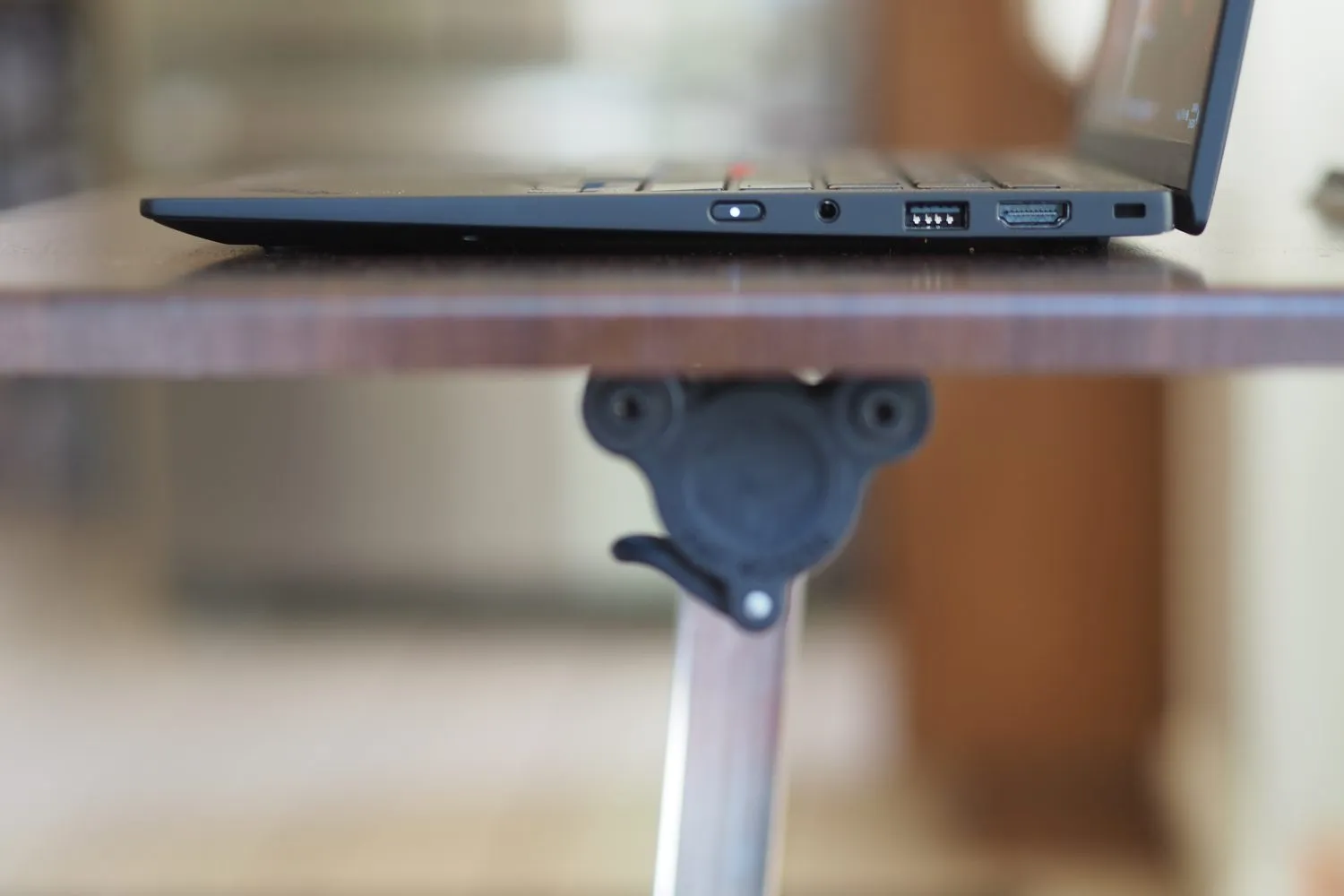 Vista laterale del Lenovo ThinkPad X1 Carbon Gen 12 che mostra le porte e il coperchio.