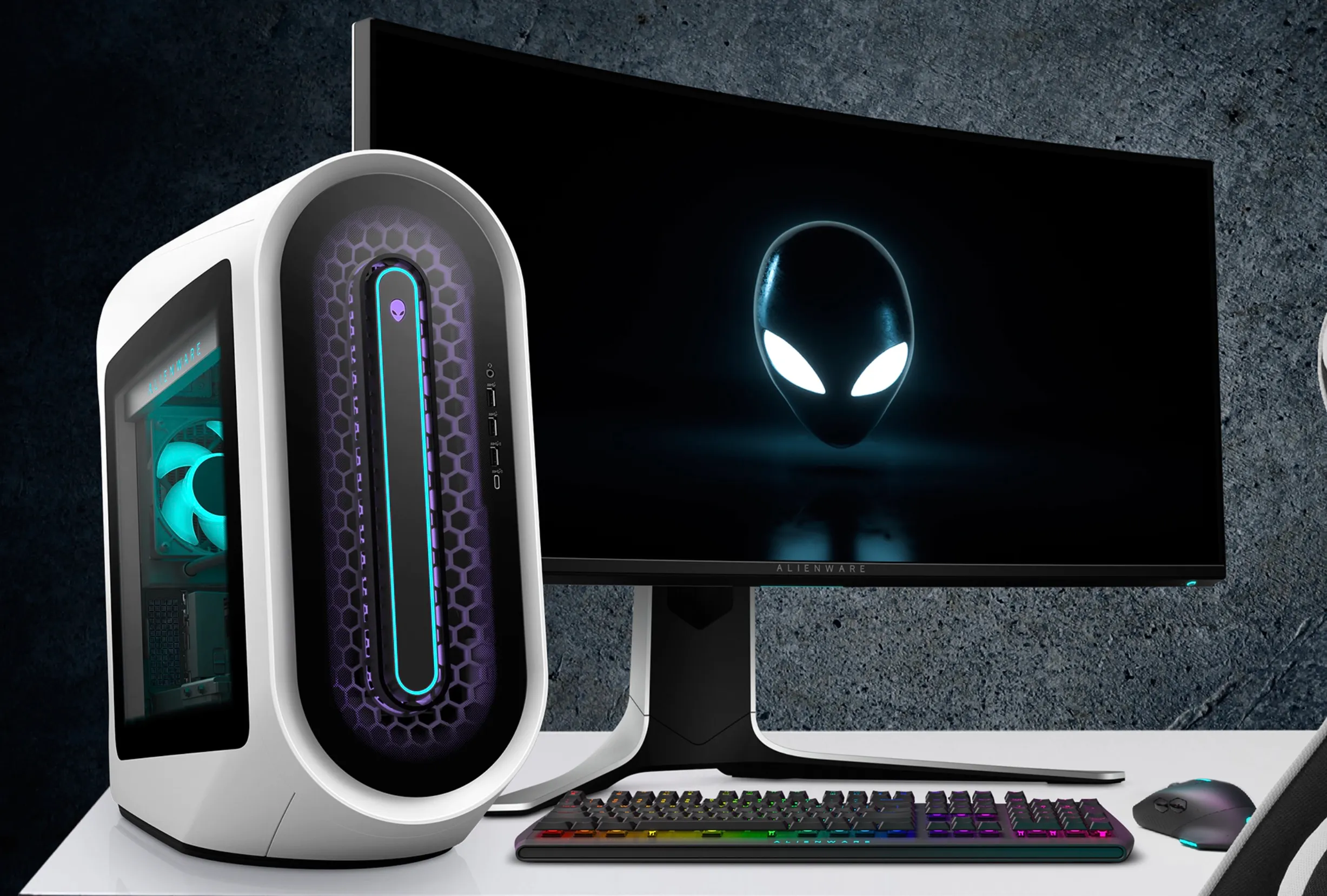 Il desktop da gioco Alienware Aurora R13 su una scrivania accanto a un monitor.