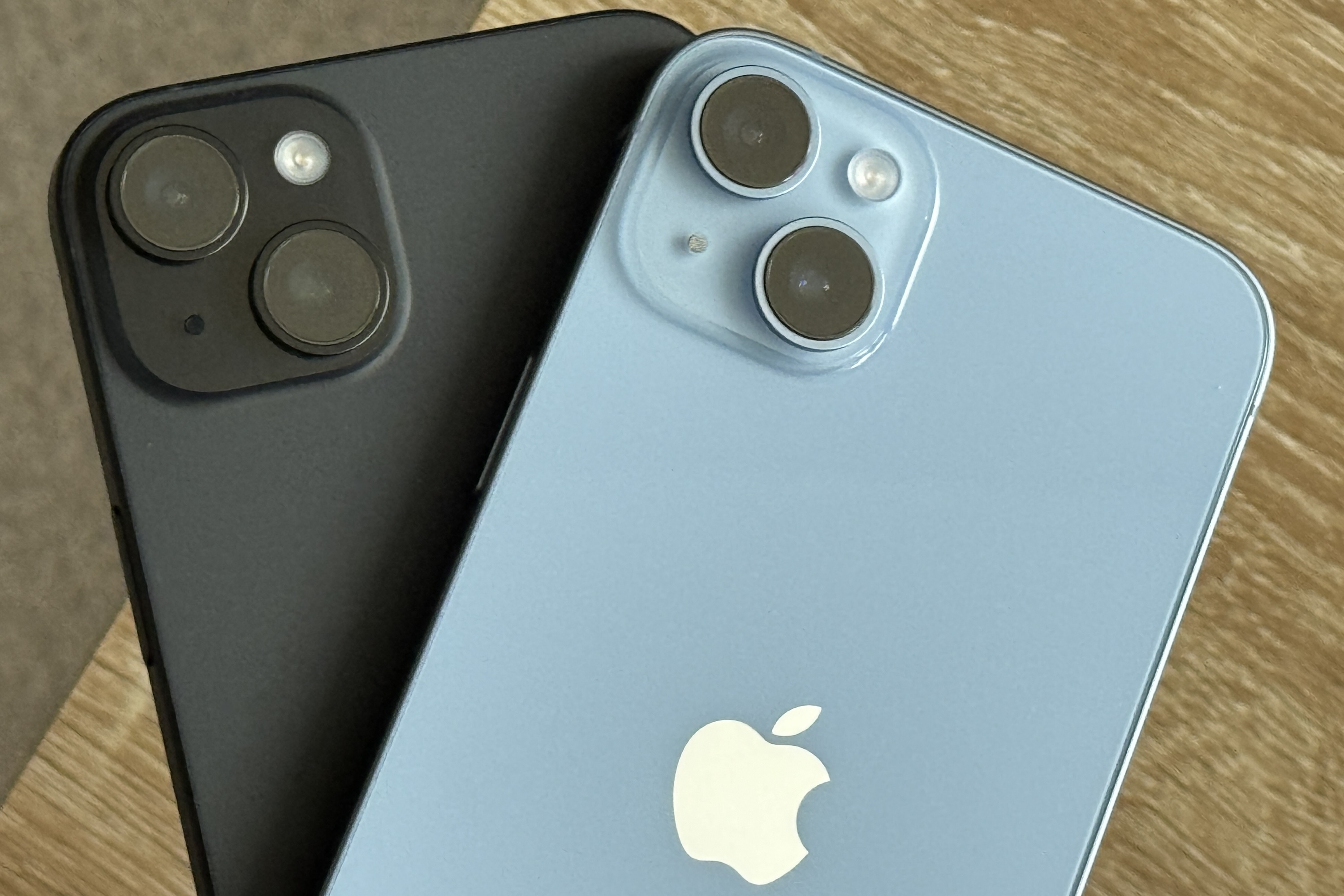 Os módulos de câmera do Apple iPhone 15 Plus e iPhone 14 Plus.