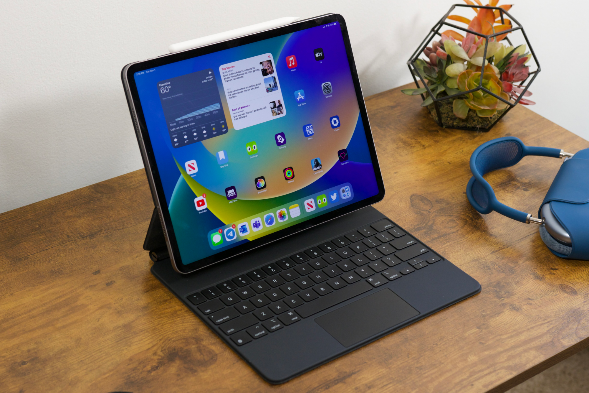 El iPad Pro (2022) colocado en el Magic Keyboard.