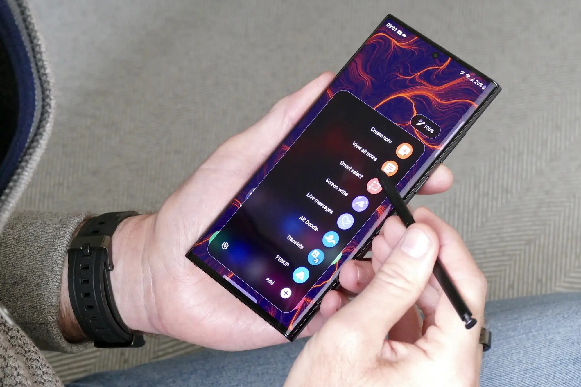 使用S Pen的人与三星Galaxy S22 Ultra。