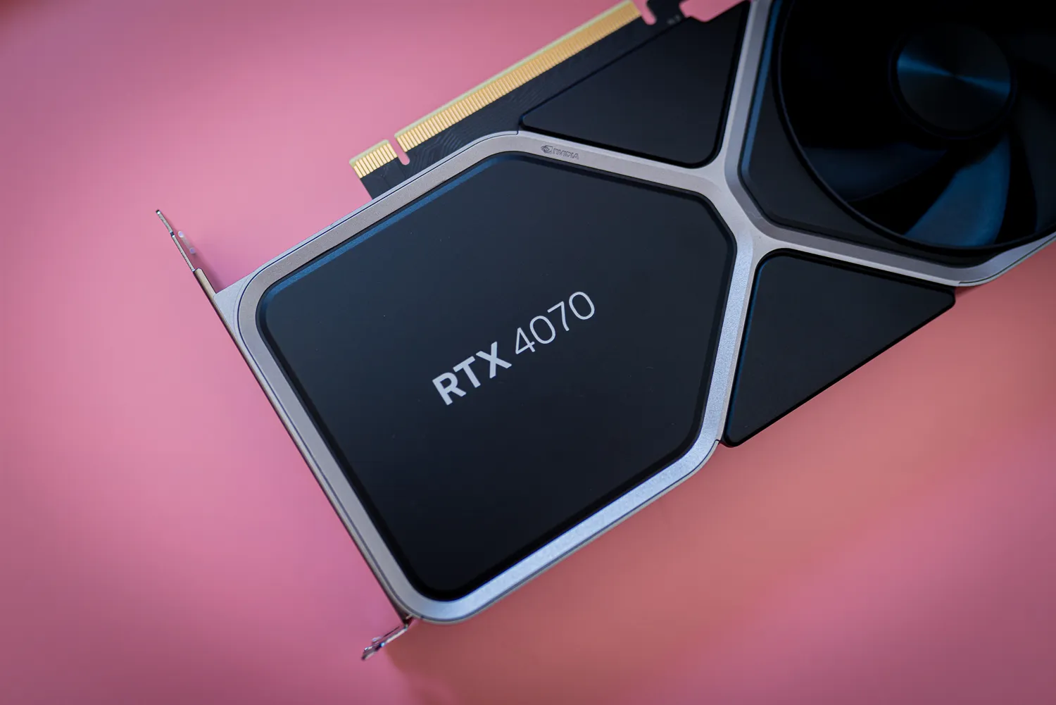 La tarjeta gráfica RTX 4070 en un fondo rosa