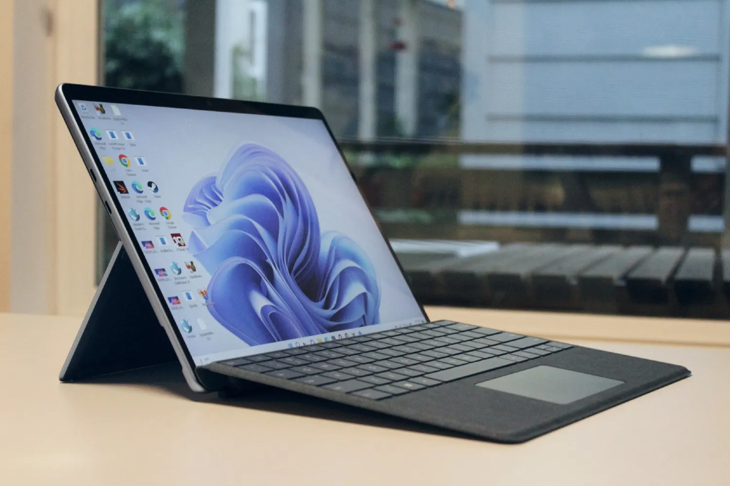 Lo Surface Pro 9 con la tastiera Type Cover sollevata.
