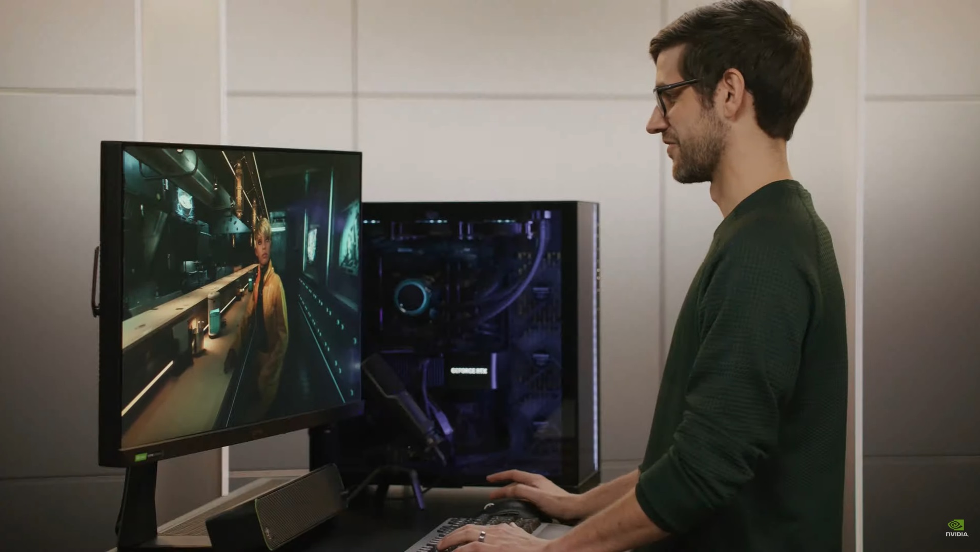 Un uomo in piedi di fronte a un PC da gaming.