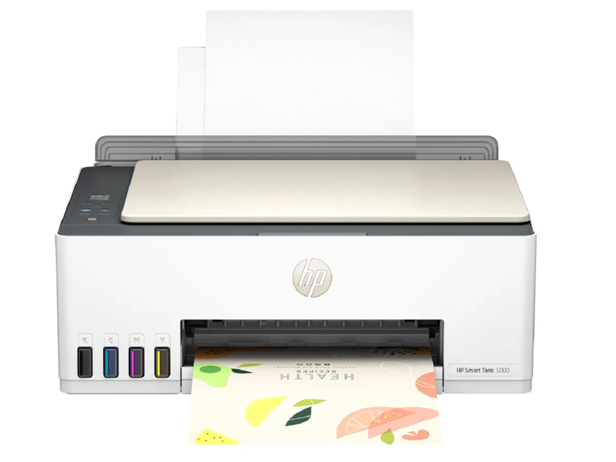 Принтер HP Smart Tank 5000 все в одном на белом фоне.