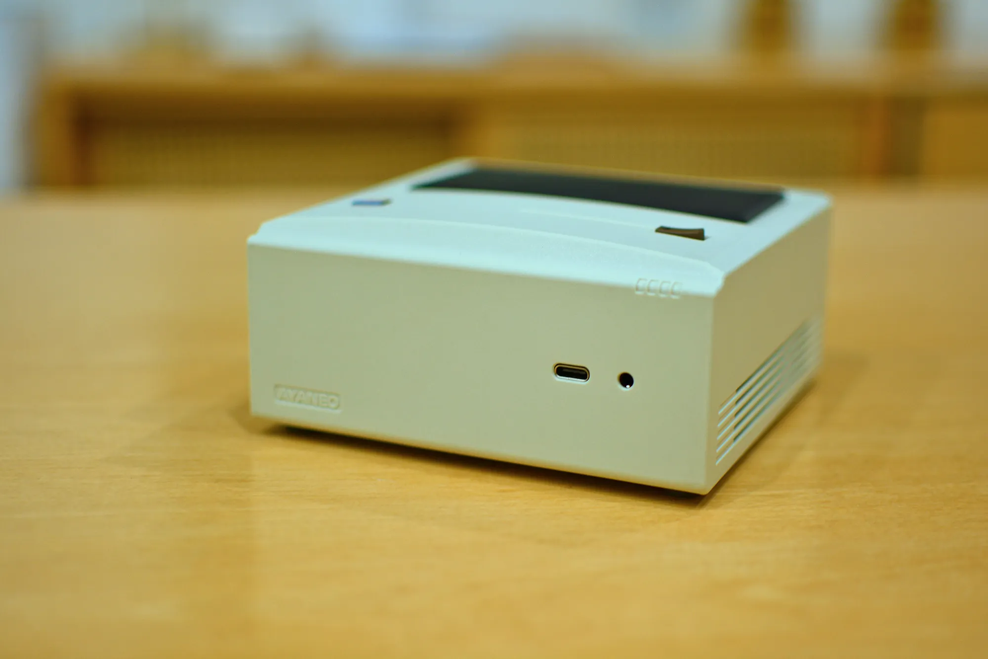 Los puertos de E/S frontales en el Ayaneo Retro Mini PC AM01.