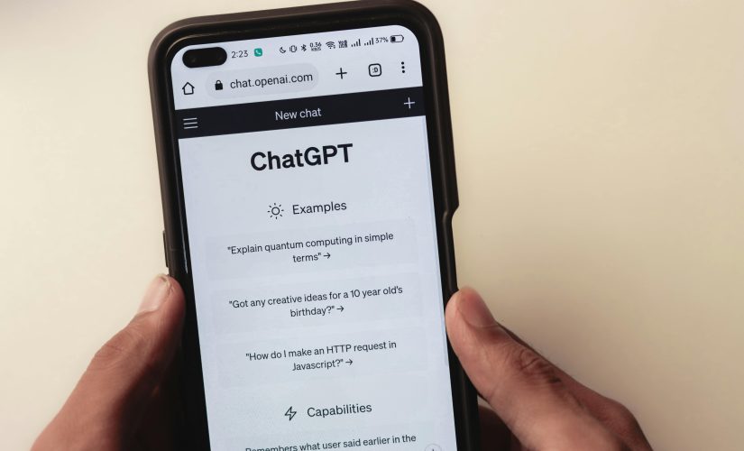 Celular com o aplicativo ChatGPT