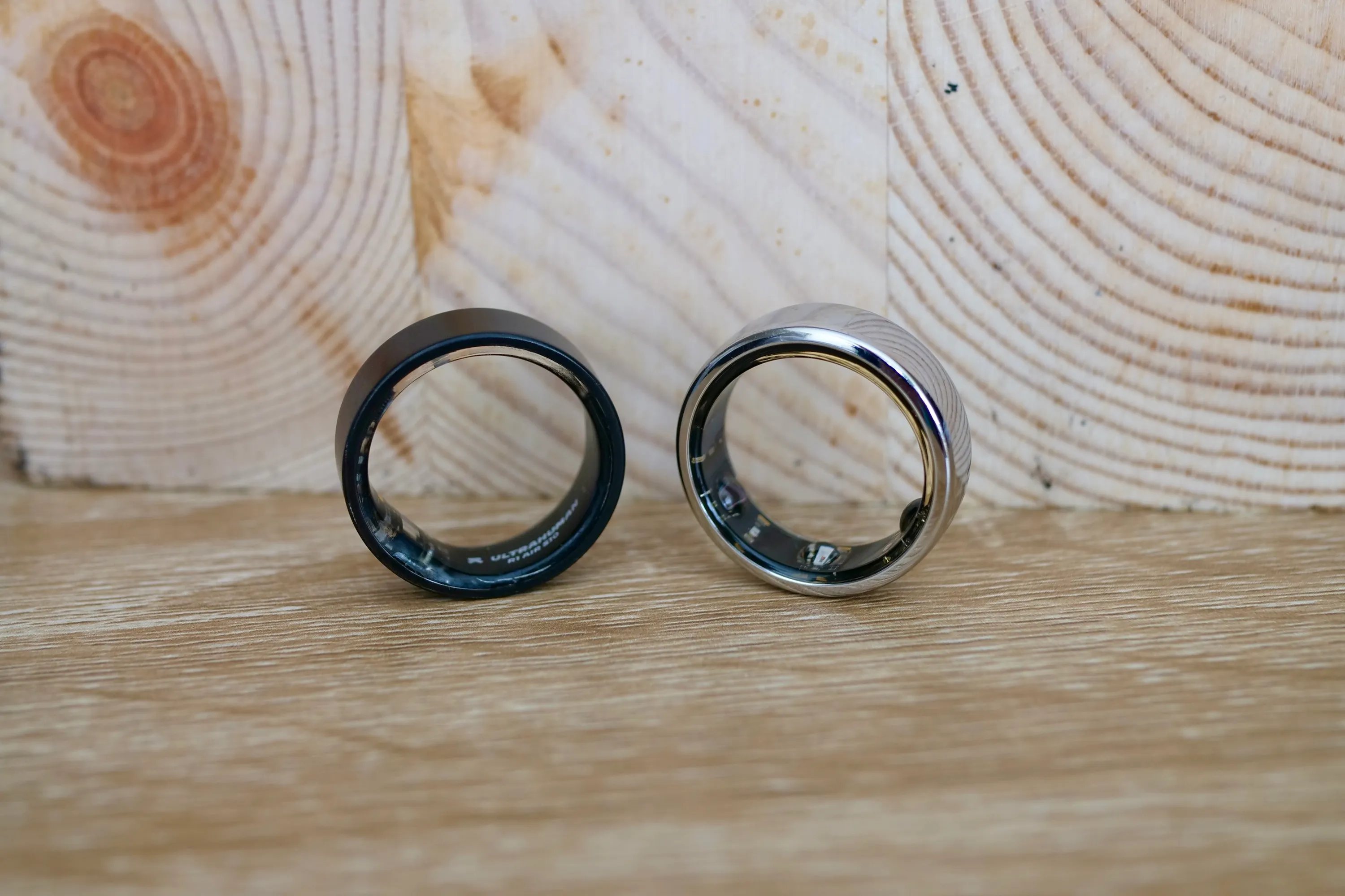 Смарт-кольцо Ultrahuman Air с кольцом Oura.